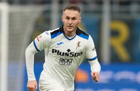 Atalanta's Teun Koopmeiners controls the ball during the Italian Cup round of 8 soccer match between Inter Milan and Atalanta at the San Siro stadium, in Milan, Italy, Tuesday, Jan. 31, 2023. (AP Photo/Antonio Calanni)