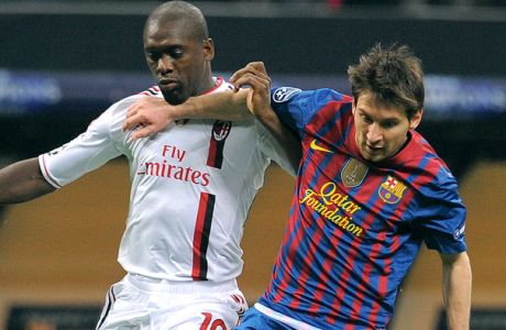 Barcelona's Argentinian forward Lionel Messi (R) fights for the ball with AC Milan's Dutch midfielder Clarence Seedorf during the Champions League quarter-finals first leg football match AC Milan vs FC Barcelona on March 28, 2012 at San Siro stadium in Milan.   AFP PHOTO / ALBERTO LINGRIA (Photo credit should read ALBERTO LINGRIA/AFP/Getty Images)