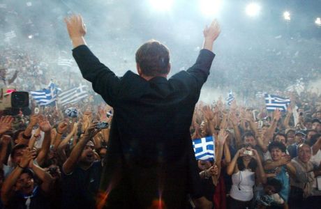 Fussball : EURO 2004 , Athen , 05.07.04
Griechenland Europameister 2004
Ankunft der Griechischen Mannschaft mit Trainer Otto Rehhagel in Athen im Phanatinaikos - Stadion
Foto:BONGARTS/Alexander Hassenstein