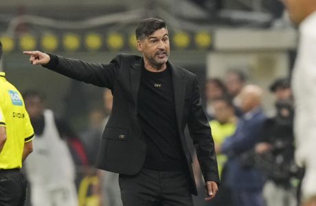 AC Milan's head coach Paulo Fonseca gestures during the Serie A soccer match between Inter Milan and AC Milan at the San Siro stadium in Milan, Italy, Sunday, Sept.22, 2024. (AP Photo/Luca Bruno)