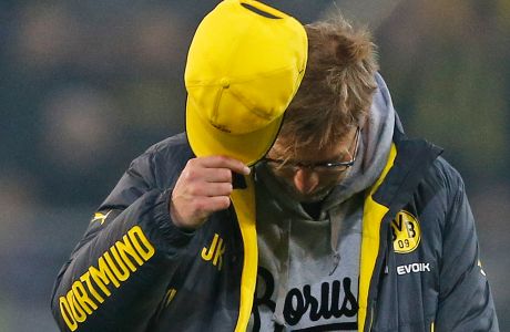 Dortmund's head coach Juergen Klopp lifts his hat after the German first division Bundesliga soccer match between Borussia Dortmund and VfL Wolfsburg in Dortmund, Germany, Wednesday, Dec. 17, 2014. (AP Photo/Frank Augstein)