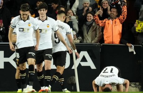 Valencia's Roman Yaremchuk, right, celebrates after scoring his side's second goal during the La Liga soccer match between Valencia and Real Madrid at the Mestalla Stadium in Valencia, Spain, Saturday, March 2, 2024. (AP Photo/Jose Breton)