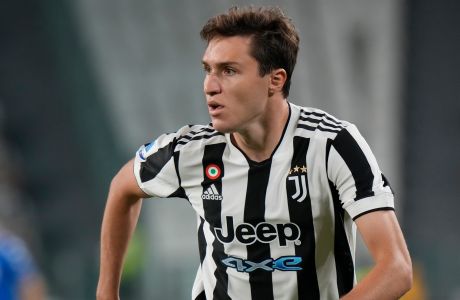 Juventus' Federico Chiesa controls the ball during a Serie A soccer match between Juventus and Empoli, at the Allianz stadium in Turin, Italy, Saturday, Aug. 28, 2021. (AP Photo/Luca Bruno)