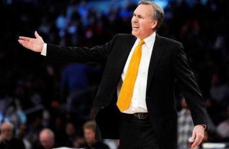 LOS ANGELES, CA - NOVEMBER 24:  Mike D'Antoni coach of the New York Knicks complains to the referee during the NBA game against Los Angeles Lakers during the fourth quarter at Staples Center on November 24, 2009 in Los Angeles, California. NOTE TO USER: User expressly acknowledges and agrees that, by downloading and/or using this Photograph, user is consenting to the terms and conditions of the Getty Images License Agreement. (Photo by Kevork Djansezian/Getty Images)