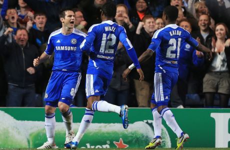 LONDON, ENGLAND - APRIL 04: Frank Lampard (L) of Chelsea celebrates scoring his penalty with team mates during the UEFA Champions League Quarter Final second leg match between Chelsea and Benfica at Stamford Bridge on April 4, 2012 in London, England.  (Photo by Clive Rose/Getty Images)