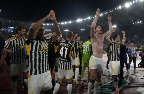 Juventus' Dusan Vlahovic celebrates with teammates at the end of the Italian Cup final soccer match between Atalanta and Juventus at Rome's Olympic Stadium, Wednesday, May 15, 2024. (AP Photo/Gregorio Borgia)