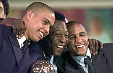 Ιανουάριος 1998 και ο Πελέ παρευρίσκεται στη βράβευση του Παίκτη της Χρονιάς από τη FIFA, σε μια αναμνηστική φωτογραφία με τους Ρομπέρτο Κάρλος και Ρονάλντο