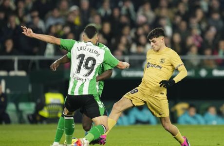 Barcelona's Pedri, right, fights for the ball with Betis' Luiz Felipe during a Spanish La Liga soccer match between Real Betis and Barcelona at the Benito Villamarin stadium in Seville, Spain, Wednesday, Feb. 1, 2023. (AP Photo/Jose Breton)