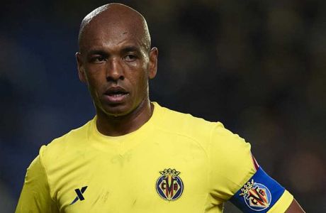 VILLARREAL, SPAIN - JANUARY 08: Marcos Senna of Villarreal looks on during the La Liga match between Villarreal and Valencia at Estadio El Madrigal on January 8, 2012 in Villarreal, Spain.  (Photo by Manuel Queimadelos Alonso/Getty Images)