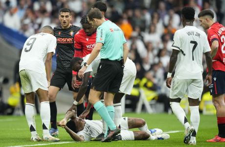 Real Madrid's Eder Militao screams after an injury during the Spanish La Liga soccer match between Real Madrid and Osasuna at the Santiago Bernabeu stadium in Madrid, Spain, Saturday, Nov. 9, 2024. (AP Photo/Jose Breton)