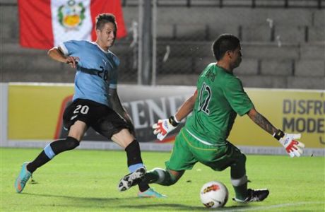 Uruguays Nicolas Lopez, left, scores  Perus goalkeeper Angelo Campos past during a U-20 South American soccer championship match in San Juan, Argentina, Thursday, Jan. 10, 2013. (AP Photo/Marcos Garcia)