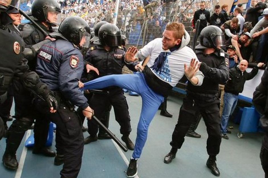 Бьют полицию видео. Футбольные фанаты и ОМОН.