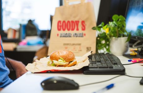 Ένα Philly Crispy Bacon burger ανατρέπει την καθημερινότητα