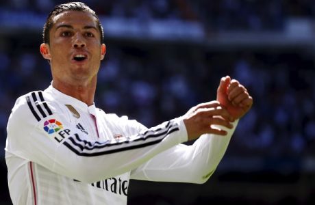 Real Madrid's Cristiano Ronaldo celebrates his goal against Granada during their Spanish first division soccer match at Santiago Bernabeu stadium in Madrid, April 5, 2015. REUTERS/Juan Medina