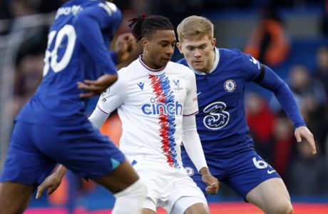 Crystal Palace's Michael Olise, center, duels for the ball with Chelsea's Lewis Hall, right, during the English Premier League soccer match between Chelsea and Crystal Palace at Stamford Bridge Stadium in London, Sunday, Jan. 15, 2023. (AP Photo/David Cliff)