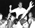 Ο Κώστας Μπογατσιώτης (μόλις διακρίνεται) έχει σηκώσει στους ώμους τον Φαίδωνα Ματθαίου, σε μια από τις μεγάλες νίκες της Εθνικής Εφήβων, το 1970