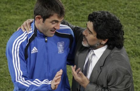 Μαραντόνα και Καραγκούνης τα λένε στο τέλος της αναμέτρησης Αργεντινή - Ελλάδα για το Group B του Παγκοσμίου Κυπέλλου 2010 στη Νότιο Αφρική. Ο Ντιεγκίτο άφησε την τελευταία του πνοή σε ηλικία 60 ετών στις 25/11/2020.  (AP Photo/Michael Sohn)