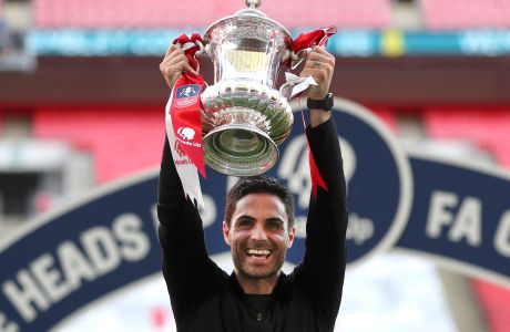 Arsenal's head coach Mikel Arteta lifts the trophy after the FA Cup final soccer match between Arsenal and Chelsea at Wembley stadium in London, England, Saturday, Aug.1, 2020. (Catherine Ivill/Pool via AP)