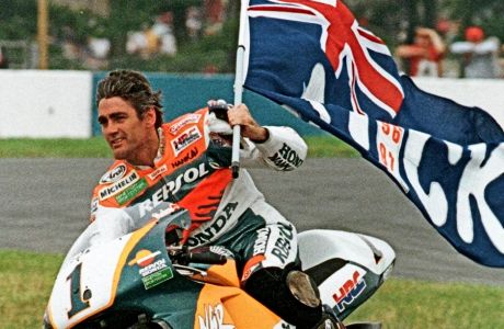 O Mικ Ντούχαν, τον Αύγουστο του 1997, όταν αναδείχθηκε για τέταρτη διαδοχική σεζόν πρωταθλητής του MotoGP. Από το 1993 δεν ένιωθε το δεξί πόδι.