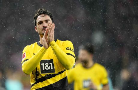 Dortmund's Mats Hummels applauds to supporters after the German Bundesliga soccer match between Bayer Leverkusen and Borussia Dortmund at the BayArena in Leverkusen, Germany, Sunday, Dec. 3, 2023 (AP Photo/Martin Meissner)