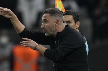 Coach Vitor Pereira of Brazil's Corinthians gives instructions to his players during a Copa Libertadores quarter-final first leg soccer match against Brazil's Flamengo at Neo Quimica Arena stadium in Sao Paulo, Brazil, Tuesday, Aug. 2, 2022. (AP Photo/Andre Penner)