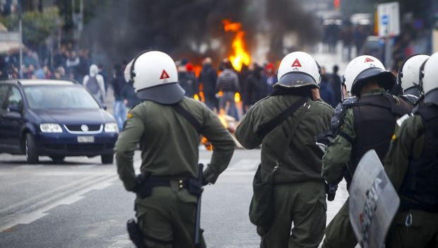 Πώς προκλήθηκε η ένταση στον Πειραιά μεταξύ των ΜΑΤ και των οπαδών