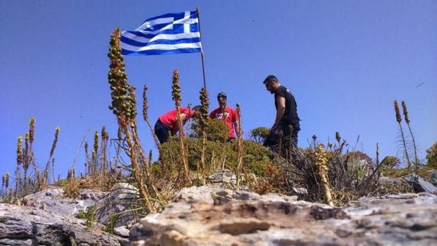 Με διακριτικά του Ολυμπιακού ύψωσαν την ελληνική σημαία στους Φούρνους