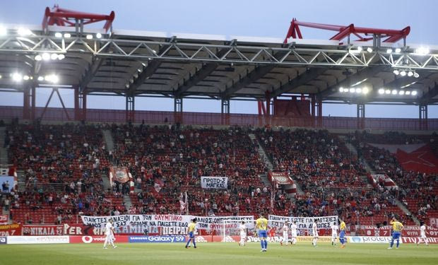 Πανό κατά των ποδοσφαιριστών του Ολυμπιακού στο “Καραϊσκάκης”