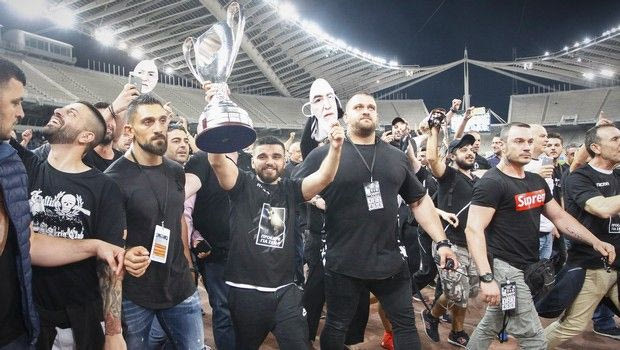 Τα τέσσερα δάχτυλα και οι τέσσερις φωτογραφίες με νόημα του Σαββίδη