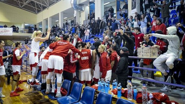 Παναγιώτη Φασούλα, τι κάνεις με τόσα κορίτσια γύρω σου;