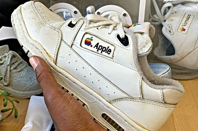 Τα Apple sneakers έφτασαν στο Σήμερα με χρονομηχανή