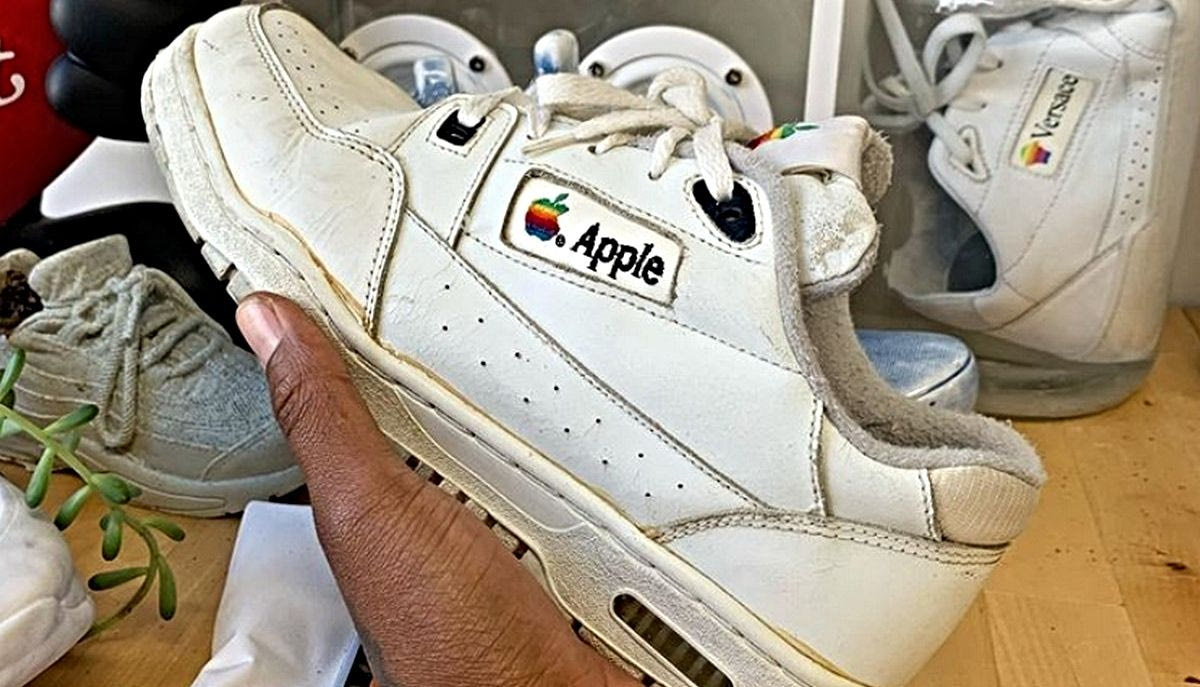 Τα Apple sneakers έφτασαν στο Σήμερα με χρονομηχανή