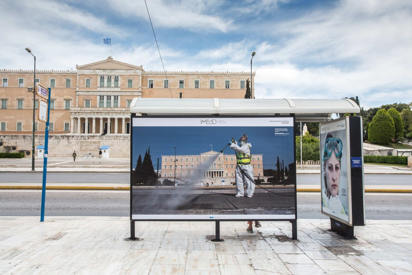 Μια δημοσιογραφική καταγραφή του iMEdD αφιερωμένη σε όλους όσοι μένουν «παρόντες» σε μια ανέπαφη εποχή